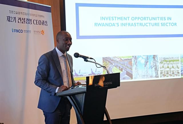 지미 가소레 르완다 인프라부 장관이 4일 서울 강남구 인터컨티넨탈 서울 코엑스에서 열린 K-FINCO 전문건설공제조합 ‘건설경영CEO과정’에서 특별강연을 하고 있다 사진전문건설공제조합 