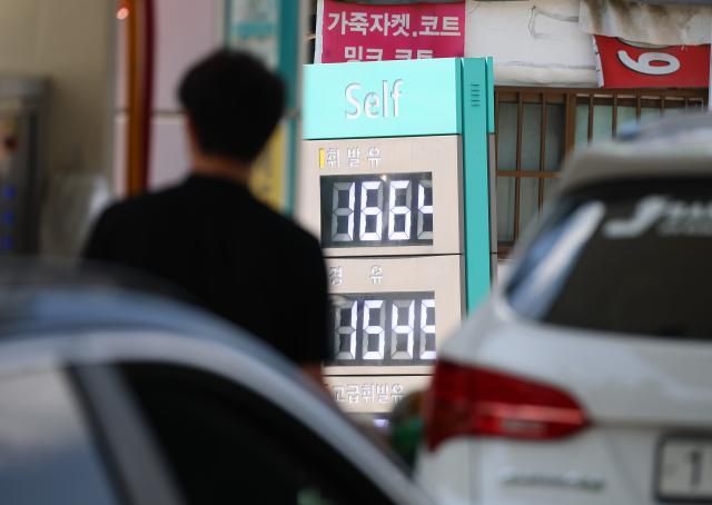 서울 시내의 한 주유소에서 시민이 주유하고 있다 사진연합뉴스