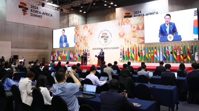 윤석열 대통령과 아프리카연합AU 의장인 무함마드 울드 가주아니 모리타니아 대통령이 4일 경기 고양시 킨텍스에서 열린 한-아프리카 정상회의 공동언론발표를 하고 있다 사진연합뉴스