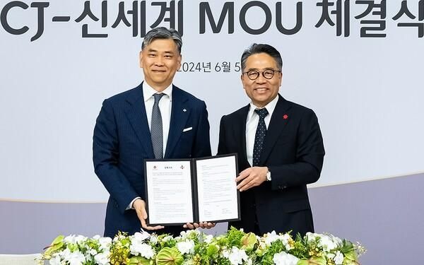 5일 CJ인재원에서 진행한 CJ-신세계 사업제휴 합의서 체결식에서 김홍기 CJ주식회사 대표와 임영록 신세계그룹 경영전략실장이 전략적 사업제휴 합의서 체결 후 기념사진을 촬영하고 있다 CJ그룹 신세계그룹 