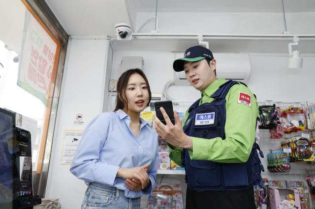 에스원 임직원이 지능형CCTV 기능을 설명하고 있다 사진에스원