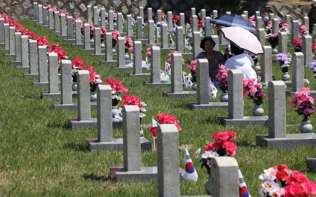 현충일을 앞둔 2일 오전 서울 동작구 국립서울현충원에서 참배객들이 묘역을 참배하고 있다 사진연합뉴스