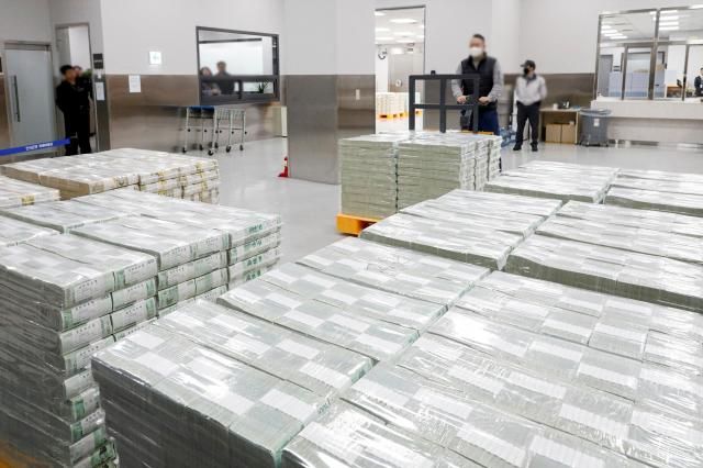 서울 중구 한국은행 본점에서 현금 운송 관계자들이 시중은행에 공급될 자금 방출 작업을 하고 있다사진사진공동취재단