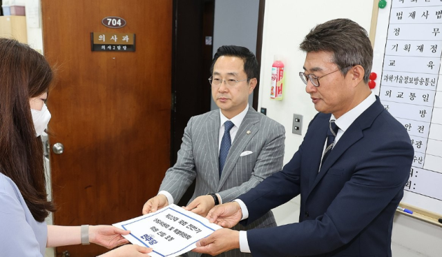 박성준 더불어민주당 원내수석부대표왼쪽와 노종면 원내대변인이 7일 오후 국회 의사과에 제22대 국회 상임위원회 및 특별위원회 위원 명단을 제출하고 있다 사진연합뉴스