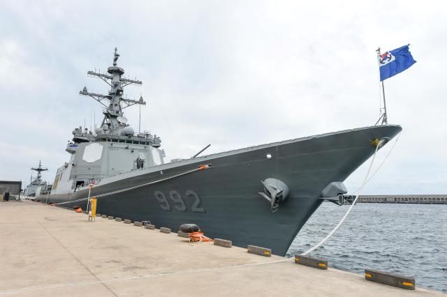  5일 제주민군복합항에 이지스구축함 율곡이이함DDG 7600톤급이 정박하고 있다 율곡이이함은 미국 하와이에서 진행되는 2024 환태평양훈련 참가를 위해 6월 7일 제주민군복합항에서 출항한다 율곡이이함 뒤편에는 구축함 충무공이순신함DDH-ll 4400톤급이 정박하고 있다사진해군