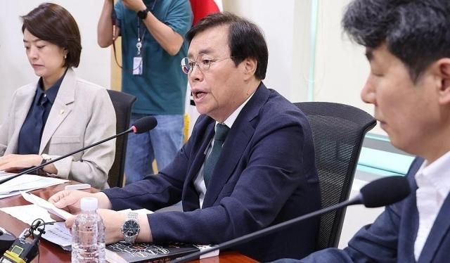 도종환 전 문화체육관광부 장관왼쪽 두 번째이 7일 오전 서울 여의도 국회 의원회관에서 열린 김정숙 여사의 인도 방문 관련 기자간담회에서 여당의 공세에 대해 반박하고 있다 사진연합뉴스 