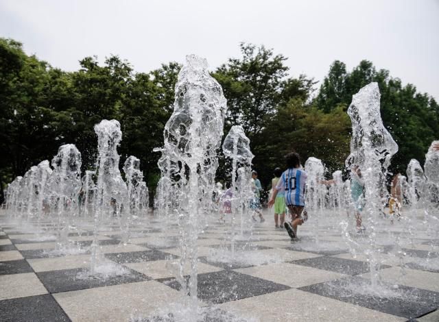지난 6월 7일 오후 서울 성동구 서울숲은 찾은 어린이들이 시원하게 뿜어져 나오는 바닥분수의 물줄기를 맞으며 더위를 피하고 있다 사진연합뉴스 