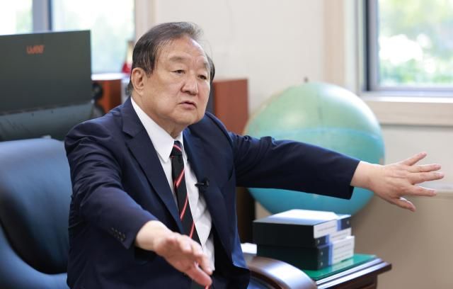 정대철 대한민국헌정회 회장이 4일 서울 여의도 국회 헌정회관에서 아주경제 한준호 편집국장과 인터뷰를 하고 있다 사진유대길 기자 dbeorlf123ajunewscom