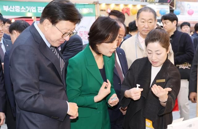 오영주 중소벤처기업부 장관가운데과 박형준 부산시장왼쪽이 5월 1일 부산 해운대 구남로 광장에서 열린 살맛 나는 행복 쇼핑 2024 동행 축제에서 판매전을 둘러보며 상인들에게 설명을 듣고 있다 사진연합뉴스