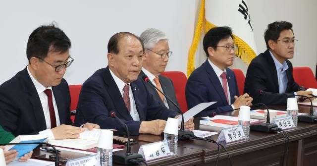 황우여 국민의힘 비상대책위원장왼쪽 두번째이 4일 오전 여의도 당사에서 열린 당헌당규개정특위 1차 회의에 참석했다 사진연합뉴스