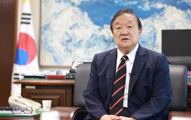 정대철 대한민국헌정회 회장이 4일 서울 여의도 국회 헌정회관에서 아주경제 한준호 편집국장과 인터뷰를 하고 있다 사진유대길 기자 dbeorlf123ajunewscom