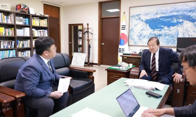 정대철 대한민국헌정회 회장이 4일 서울 여의도 국회 헌정회관에서 아주경제 한준호 편집국장과 인터뷰를 하고 있다 사진유대길 기자 dbeorlf123ajunewscom