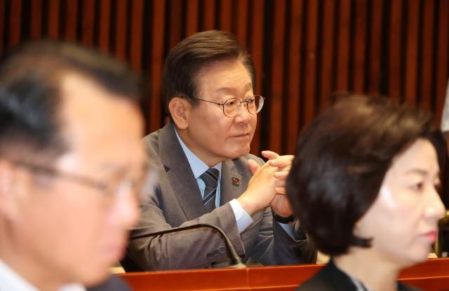 더불어민주당 이재명 전 대표가 27일 오후 국회에서 열린 의원총회에 입장해 자리하고 있다 사진연합뉴스