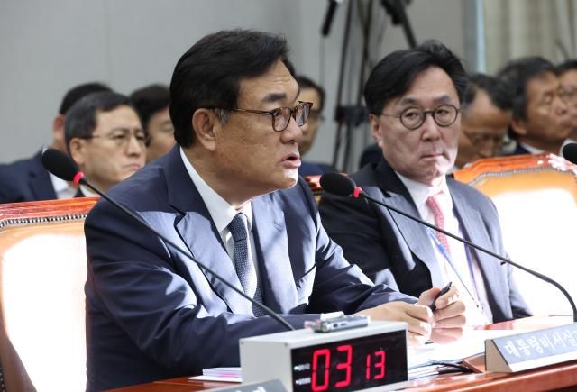 1일 국회에서 열린 운영위원회 전체회의에서 정진석 대통령실 비서실장이 의원 질의에 답하고 있다 사진연합뉴스