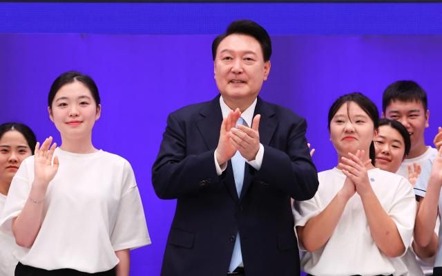 윤석열 대통령이 14일 청와대 영빈관에서 열린 제1회 북한이탈주민의날 기념식에서 남한 청소년·북한이탈주민 청소년 합창단과 함께 기념 촬영을 하고 있다 2024714 대통령실통신사진기자단