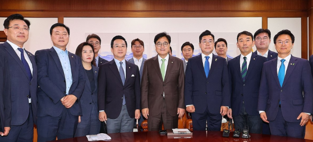 우원식 국회의장이 16일 오전 국회의장실에서 본회의 개최를 촉구하기 위해 의장실을 찾은 박찬대 더불어민주당 당대표 직무대행 겸 원내대표 박성준 원내수석부대표 등과 기념사진을 촬영하고 있다 사진연합뉴스