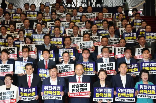 추경호 국민의힘 원내대표와 의원들이 17일 제헌절 경축식 행사 준비가 한창인 국회 로텐더홀 계단에서 더불어민주당 의회독재 규탄대회를 하고 있다 사진연합뉴스