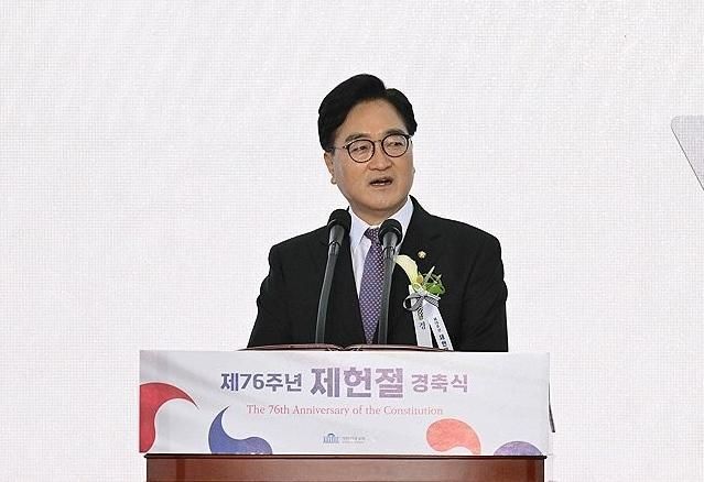 우원식 국회의장이 제헌절 76주년 경축식을 맞아 17일 국회 로텐더홀에서 경축사를 하고 있다 사진연합뉴스 