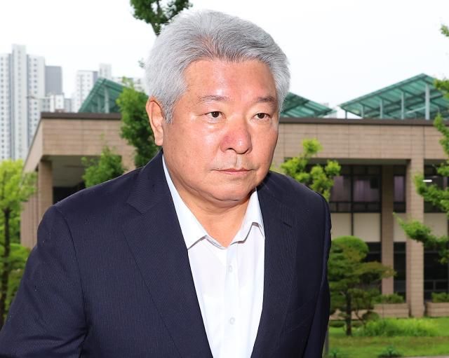 탄핵안 보고 전 자진 사퇴 의사를 밝힌 김홍일 방송통신위원장이 2일 오전 정부과천청사로 출근하고 있다 사진연합뉴스