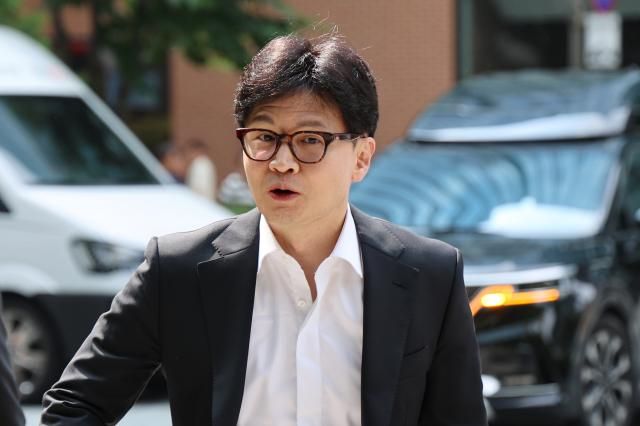 국민의힘 당권주자인 한동훈 전 비상대책위원장이 1일 오후 서울 종로구 연합뉴스TV에 출연하기 위해 사옥으로 향하고 있다 사진연합뉴스