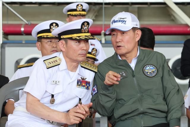 양용모 해군참모총장왼쪽과 신원식 국방부 장관이 지난 4일 경북 포항시 해군항공사령부에서 열린 해상초계기P-8A 국내 인수식에서 대화하고 있다 사진연합뉴스