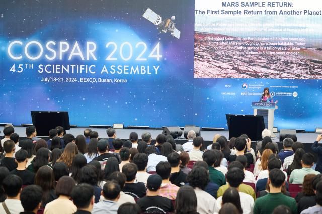 14일 부산 벡스코에서 미낙시 와드화 미국 항공우주국NASA 박사가 강연을 하고 있다 2024714 사진한국천문연구원 