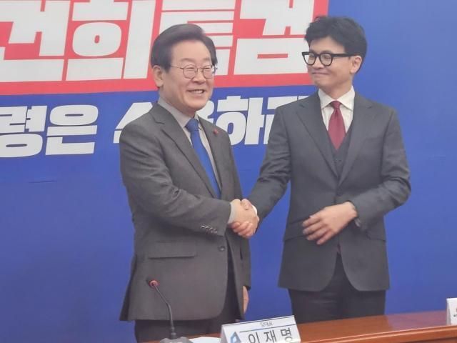 이재명 더불어민주당 대표와 한동훈 국민의힘 신임 당대표 사진아주경제