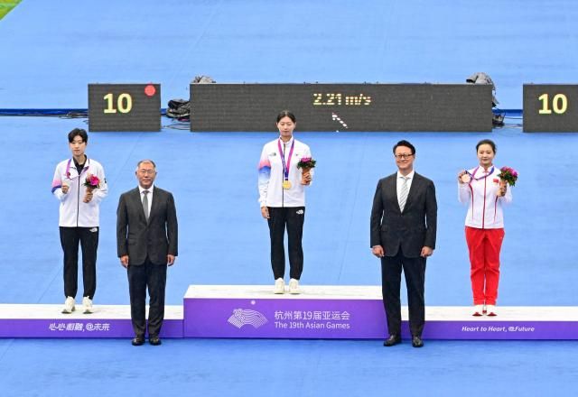 대한양궁협회장 및 아시아양궁연맹회장인 정의선 현대차그룹 회장이 지난해 10월 7일 항저우 푸양 인후 스포츠센터에서 열린 양궁 리커브 여자 개인전 시상식에서 금메달과 은메달을 차지한 임시현 안산 선수와 기념촬영을 하고 있다 사진현대차