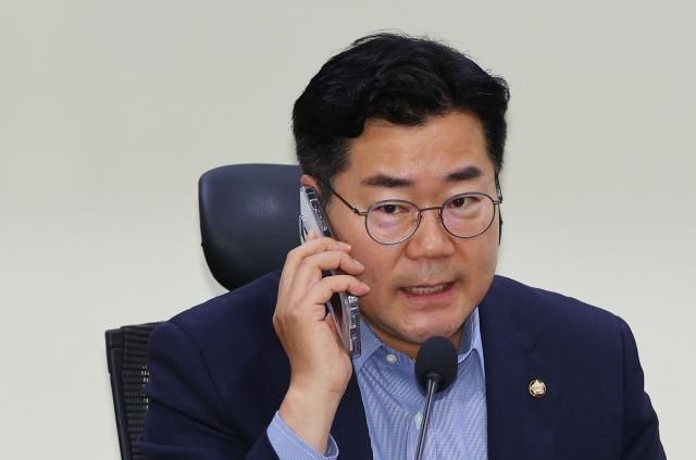 박찬대 더불어민주당 당대표 직무대행 겸 원내대표가 3일 오전 국회 의원회관에서 열린 국회 사회혁신포럼 출범식에서 전화 통화를 하며 자리에 앉고 있다 사진연합뉴스