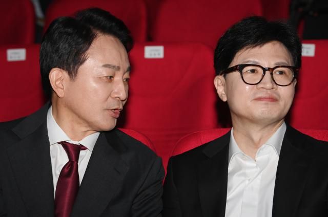 국민의힘 한동훈오른쪽 원희룡 당 대표 후보가 2일 강서구 ASSA아트홀에서 열린 ‘체인지 5분 비전발표회’에서 정견 발표를 앞두고 대화를 하고 있다 202472 국회사진기자단