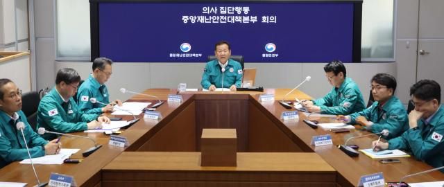 이상민 행정안전부 장관이 4일 서울 종로구 정부서울청사에서 열린 의사 집단행동 중앙재난안전대책본부 회의에서 발언하고 있다 사진연합뉴스