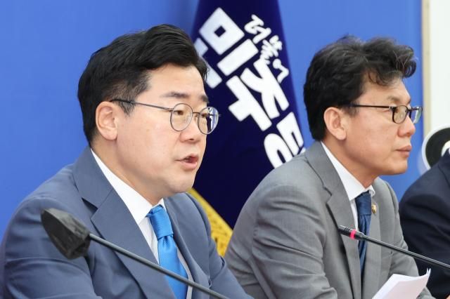 더불어민주당 박찬대 당대표 권한대행 겸 원내대표가 4일 오전 국회에서 열린 정책조정회의에서 발언하고 있다 사진연합뉴스