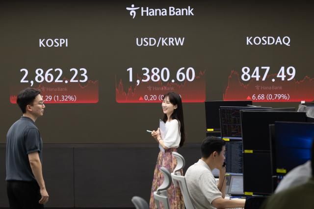 지난 5일 코스피는 132 상승하며 연중 최고치를 이틀 연속 경신했다 이날 서울 하나은행 본점 딜링룸 현황판 사진연합뉴스
