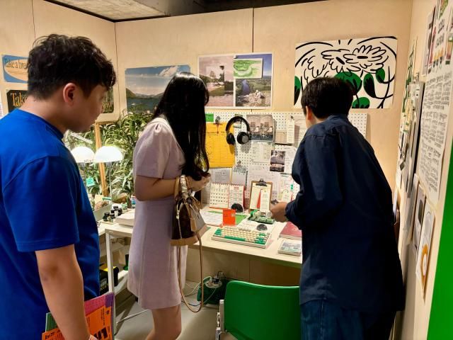 LG전자가 지난 6일 서울 성동구 성수동에 문을 연 팝업스토어 라이프집 집들이에서 관람객들이 내부를 둘러보고 있다 사진김민우 기자