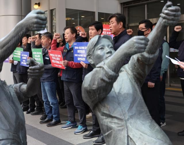 1일 오후 서울 영등포구 한국노총에서 열린 임금체불 신고센터 출범식에서 김동명 한국노총 위원장 등 참석자들이 구호를 외치고 있다 한국노총은 노동현장의 임금체불 문제를 해결하기 위해 전국 시ㆍ도지역본부 및 지역상담소에 이 센터를 출범했다 202441 사진연합뉴스 