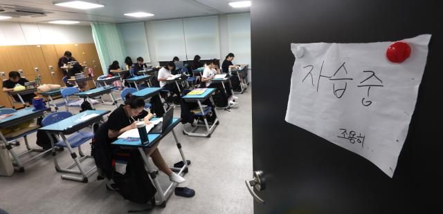 2025학년도 대학수학능력시험수능이 100일 앞으로 다가온 6일 오후 경남 창원시 마산합포구 완월동 마산 성지여자고등학교에서 고3 수험생이 야간자율학습야자을 하고 있다&nbsp;사진연합뉴스