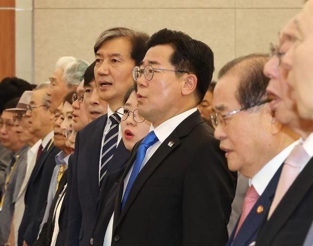 박찬대 더불어민주당 대표 직무대행 겸 원내대표 조국 조국혁신당 대표 등 야당 정치인들이 제79주년 광복절인 지난 15일 오전 서울 효창공원 내 백범김구기념관에서 광복회를 비롯한 독립운동단체가 마련해 열린 광복절 기념식에 참석해 애국가를 제창하고 있다 사진연합뉴스 