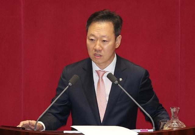 박수민 국민의힘 의원이 지난 1일 오후 국회 본회의에서 전국민 25만원 지원법민생회복지원금 특별조치법 필리버스터무제한 토론을 통한 합법적인 의사진행 방해를 시작하고 있다 사진연합뉴스 