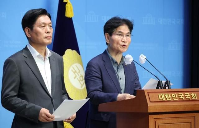 더불어민주당 소속 국회 과학기술정보방송통신위원회 조승래 외교통일위원회 이용선오른쪽 간사가 12일 오후 서울 여의도 국회 소통관에서 일본 네이버 라인 사태 관련 기자회견을 하고 있다 사진연합뉴스 