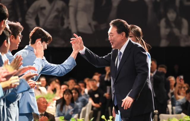 윤석열 대통령이 22일 서울 중구 신라호텔에서 열린 2024 파리올림픽 선수단 격려 행사에서 선수들과 하이파이브를 하고 있다 2024822 대통령실 제공 재판매 및 DB 금지