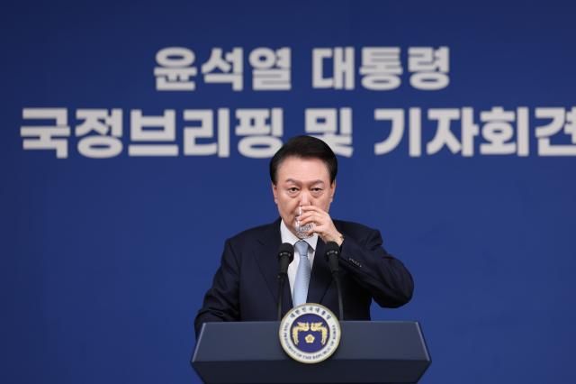윤석열 대통령이 지난 29일 오전 서울 용산 대통령실 청사 브리핑실에서 국정브리핑 및 기자회견을 하고 있다 사진연합뉴스