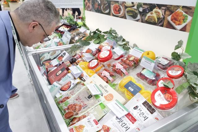 김치와 양념 서울연합뉴스 강민지 기자 17일 오후 서울 서초구 aT센터에서 열린 K-Food+ 바이어초청 수출상담회 BKFBuy Korean Food 2024에서 바이어 등이 식품 전시를 둘러보고 있다 2024417 mjkangynacokr2024-04-17 144118 저작권자 ⓒ ㈜연합뉴스 무단 전재 재배포 금지 AI 학습 및 활용 금지저작권자 ⓒ ㈜연합뉴스 무단 전재 재배포 금지 AI 학습 및 활용 금지