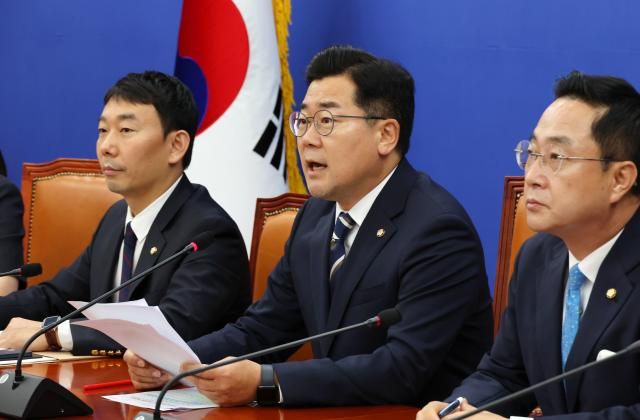 더불어민주당 박찬대 당 대표 직무대행 겸 원내대표가 8일 오전 국회에서 열린 원내대표 취임 100일 기자간담회에서 발언하고 있다 사진연합뉴스