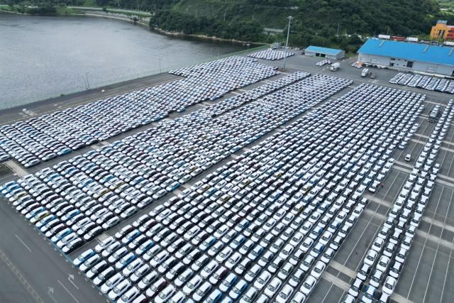 25일 경남 창원시 마산합포구 가포신항에 수출용 차량이 수출품 선적 부두에 대기하고 있다 사진연합뉴스