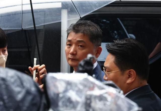 SM엔터테인먼트 시세 조종 의혹과 관련해 검찰 수사를 받아온 카카오 창업자 김범수 경영쇄신위원장이 지난 7월 22일 오후 서울 양천구 남부지방법원에서 구속 전 피의자 심문영장실질심사에 출석하고 있다 사진 연합뉴스