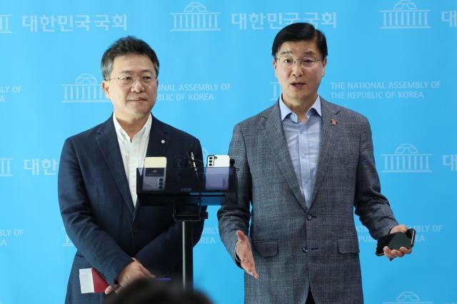 박정하 국민의힘 대표 비서실장왼쪽과 이해식 더불어민주당 대표 비서실장이 30일 오후 서울 여의도 국회 소통관에서 다음달 1일로 예정된 국민의힘 한동훈 대표와 더불어민주당 이재명 대표의 회담 의제에 대해 브리핑 하고 있다 사진연합뉴스