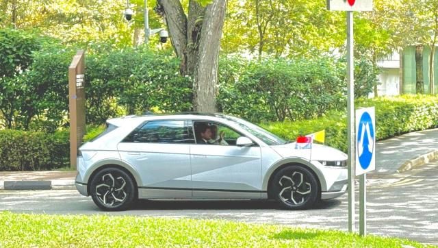 프란치스코 교황이 싱가포르에서 아이오닉5를 탄 채 이동하고 있다 사진독자 제공