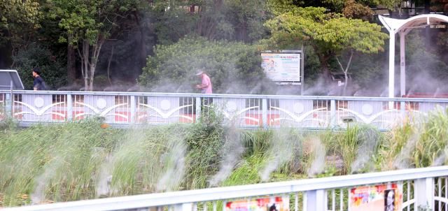 낮 최고 기온이 31도까지 오른 지난 9월 9일 오후 경남 창원시 성산구 용지호수공원에 안개형 냉각수쿨링포그가 작동하고 있다 사진연합뉴스