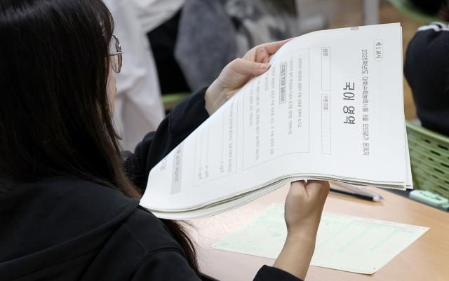 2025학년도 대학수학능력시험 9월 모의평가가 실시된 4일 오전 대구 수성구 동문고등학교 3학년 교실에서 수험생들이 시험 준비를 하고 있다 202494 사진연합뉴스