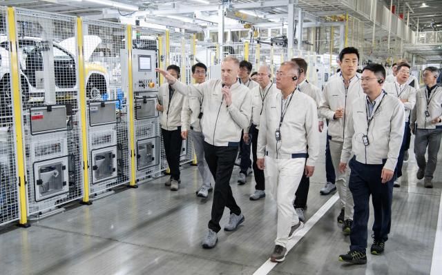 정의선 회장이 현대차 체코공장 현지 임직원들과 함께 생산 라인을 점검하고 있다사진 앞줄 왼쪽부터 마틴 클리츠닉 HMMC 생산실장 정의선 회장 이창기 HMMC 법인장